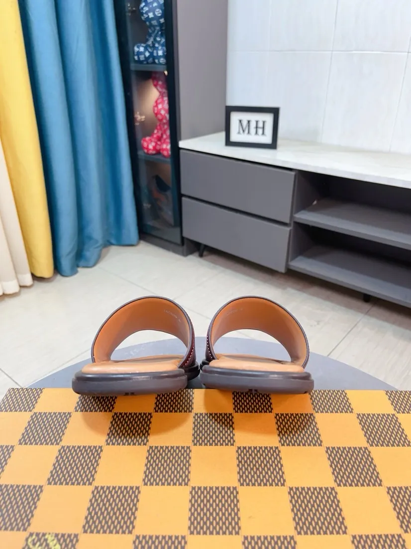 Men's shoes 💰340🌹🌹 (lv-Louis Vuitton) New men's slippers, high-end boutique, exquisite embossed logo decoration on the upper, fine workmanship, super soft soles, casual, loose and comfortable, a must-have in summer! \nsize：38-44